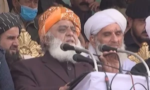 ہمارا مخالف جیل میں ہے، پیٹھ پیچھے بات کرنا زیب نہیں دیتا، فضل الرحمان