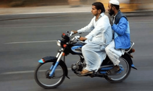 کوئٹہ : 6 بم دھماکوں کے بعد موٹرسائیکل کی ڈبل سواری پر پابندی عائد