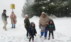 کاغان اور دیر بالا میں برفباری کا نیا سلسلہ جاری، ڈرائیورز کو سنو چین کی ہدایت