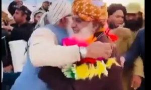 جے یوآئی رہنما نے اپنی ہی پارٹی کے جنرل سیکرٹری کو فضل الرحمان کے سامنے تھپڑ دے مارا