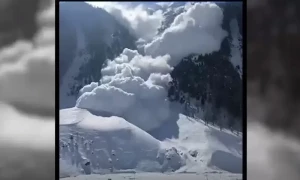 گاندربل میں برفانی تودہ گرنے کا منظر کیمرے کی آنکھ نے محفوظ کرلیا