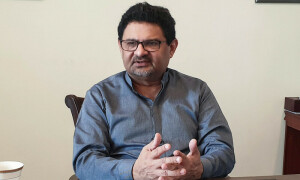نتائج سے لگ رہا ہے پی ٹی آئی سب سے بڑی پارٹی ہے، مفتاح اسماعیل