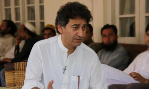 وزیراعلیٰ خیبرپختونخوا کیلئے دوڑ میں شامل نہیں، عاطف خان