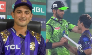 شاہین آفریدی نے فیس بُک سے سلیکٹ ہونے والے خواجہ نافع کو اپنا بلا دے دیا