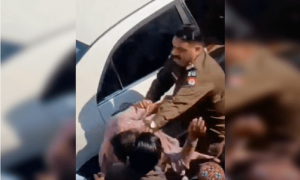 ٹیکسلا : پولیس اہلکار نے بزرگ خاتون کو زور دار تھپڑ دے مارے