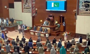احتجاج کے دوران سندھ اسمبلی کے نومنتخب ارکان کی حلف برداری، سات رکنی کابینہ منگل کو حلف اٹھائے گی
