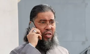 فرانسیسی حکومت نے قومی پرچم کی توہین پر پیش امام کو ملک بدر کردیا