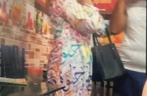 لاہور میں عربی کیلی گرافی پر مبنی لباس پہنے خاتون کو ہجوم نے گھیر لیا