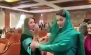 مریم نواز نے عظمیٰ کاردار کا ہاتھ جھٹک دیا، ویڈیو وائرل