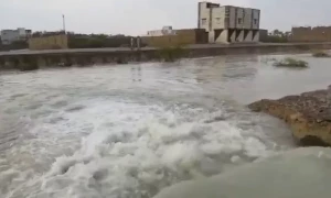 مُسلسل بارش سے گوادر میں نظام زندگی مفلوج، مکینوں کی منتقلی شروع
