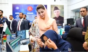 مریم نواز کی خاتون اہلکار کا اسکارف درست کرنے کی ویڈیو پر انٹرنیٹ تقسیم