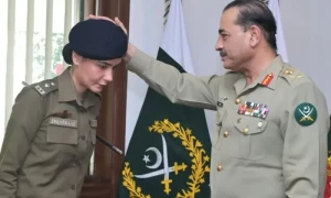 آرمی چیف کی اے ایس پی شہربانو سے ملاقات، &rsquo;قانونی راستے میسر ہوتے ہوئے قانون کو ہاتھ میں نہ لیا جائے&lsquo;