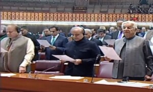 16ویں قومی اسمبلی وجود میں آگئی، 302 اراکین نے حلف اٹھا لیا، پی ٹی آئی اور سنی اتحاد کونسل کی شدید نعرے بازی