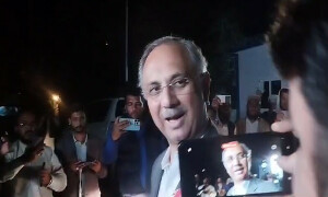 عمر ایوب اسپیکر اور وزیراعظم کیلئے ووٹ مانگنے مولانا فضل الرحمان کے گھر پہنچ گئے