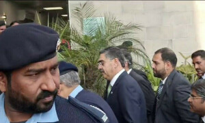 انوار الحق کاکڑ نے وزیراعظم ہاؤس خالی کردیا