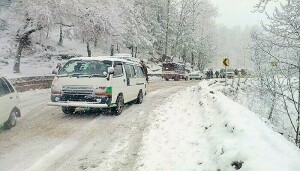 بالائی علاقوں میں برفباری، فوج نے سیاحوں کو بچا لیا، کرک سپینہ میں 25 سال بعد برفباری