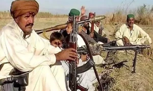 کندھ کوٹ : باپ 2 بیٹوں سمیت اغوا، اہلخانہ نے انڈس ہائی وے پر دھرنا دے دیا