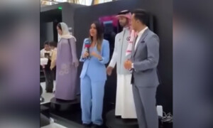 انسان نما سعودی روبوٹ کی نازیبا حرکت نے آن لائن تنازعہ کھڑا کردیا