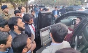 ہیلپ کابورڈ اٹھائے دو نوجوانوں کو دیکھ کر مریم نواز نے کیا کیا ؟