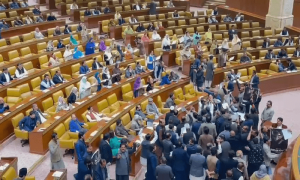 پنجاب اسمبلی اجلاس میں اپوزیشن سنی اتحاد کا شور شرابا، اسپیکر ڈائس کا گھیراؤ