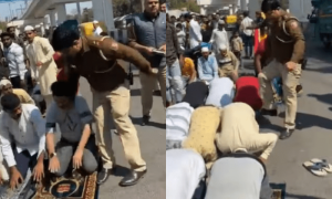 جمعے کی نماز پڑھتے شہریوں کو لاتیں مارنے والا بھارتی پولیس اہلکار معطل