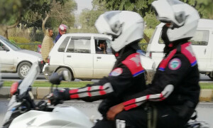 پی ٹی آئی احتجاج پر تعینات ڈولفن اہلکار ڈیوٹی پر بے ہوش