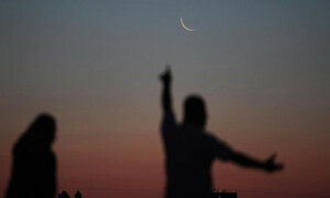 سعودی عرب اور یو اے ای میں ماہ رمضان کا چاند نظر آگیا، عرب دنیا میں پیر کو پہلا روزہ