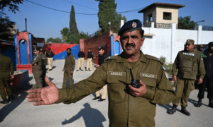 اڈیالہ جیل کے باہر مزید ناکے قائم، گاڑیاں روکنے پر پابندی