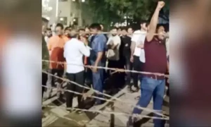 بھارت: ہاسٹل میں تراویح پڑھتے غیر ملکی طلباء پر ہندو انتہا پسندوں کا حملہ