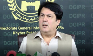 لیگی قائدین نے جلسوں میں جرنیلوں کے نام لے کر فوج کےخلاف نعرے لگوائے، عطا تارڑ کے بیان پر بیرسٹر سیف کا ردعمل