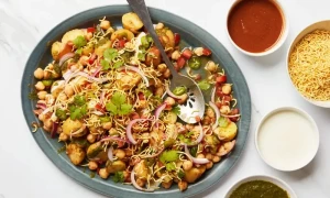 رمضان اسپیشل: کرسپی آلو چاٹ جو سبھی کو بھا جائے