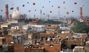 آصف افطار کا سامان لینے نکلا تھا، پتنگ نے زندگی کی ڈور کاٹ دی