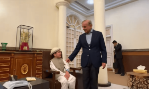 &rsquo;آج میں وزیراعظم ہوں&lsquo;، ننھے وی لاگر محمد شیراز کو وزیر اعظم کی کرسی مل گئی