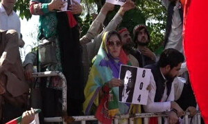 عمران خان کی رہائی کیلئے پی ٹی آئی کی پشاور ہائی کورٹ تک احتجاجی ریلی میں شدید بدنظمی