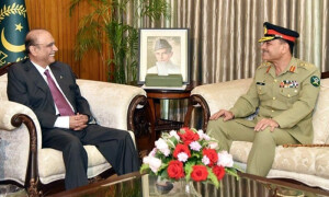 رخنہ ڈالنے والوں سے آہنی ہاتھوں سے نمٹیں گے، صدر زرداری کی آرمی چیف سے گفتگو