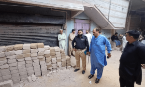 گلی میں رکھی اینٹیں گرنے سے ایک بچہ جاں بحق، ایک زخمی