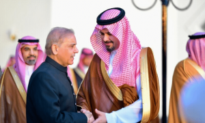 وزیراعظم شہباز شریف 3 روزہ دوسرے پر سعودی عرب پہنچ گئے، استنبول ایئرپورٹ وفد کی ملاقات