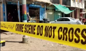 کراچی میں سوا کروڑ روپے بینک لے جانیوالی گاڑی پر فائرنگ، 2 ہلاک