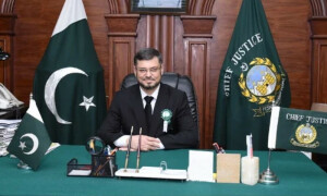 قانون کے مطابق فیصلے کیے مگر ہمیں سیاسی جماعت سے منسوب کیا گیا، چیف جسٹس پشاور ہائیکورٹ
