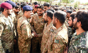 آرمی چیف کی فوجی جوانوں کے ساتھ عید، &rsquo;خطے کو عدم استحکام سے دوچار کرنے والے عناصر سے خبردار رہیں&lsquo;