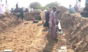 درگاہ شاہ نورانی حادثہ: جاں بحق 17 افراد کی نماز جنازہ ادا، اجتماعی تدفین کردی گئی