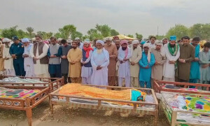 علی پور میں قتل 8 افراد کی نماز جنازہ ادا، مقامی قبرستان میں تدفین کردی گئی