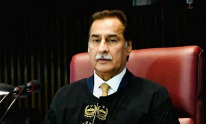 اسپیکر قومی اسمبلی ایاز صادق نے 2 آزاد اراکین کی معطلی ختم کر دی