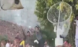 نارووال میں فون، نوٹوں، اور مہنگے تحائف کی بارش