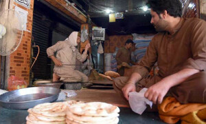 آٹا سستا ہونے کے باوجود کئی شہروں میں روٹی بدستور مہنگی