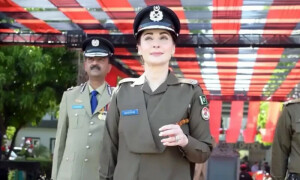 پولیس کی وردی پہننے پر مریم نواز کے خلاف مقدمے کی درخواست دائر