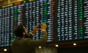 پاکستان اسٹاک ایکس چینج: 100 انڈیکس نیا ریکارڈ چھو کر واپس گر گیا