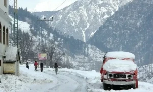 Climate Change: Unusual April snowfall attracts tourists to Kaghan Valley