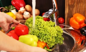 پھلوں اور سبزیوں سے مٹی اور جراثیم دور کرنے کے 5 طریقے
