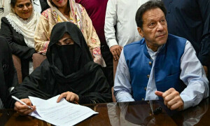 توشہ خانہ کیس: بشریٰ بی بی کی نیب طلبی نوٹس چیلنج کرنے کی درخواست کل سماعت کیلئے مقرر